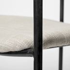 Chaise de salle à manger Parker avec assise en tissu beige et structure en métal gris fusil – 21.5L x 21.1P x 28.7H